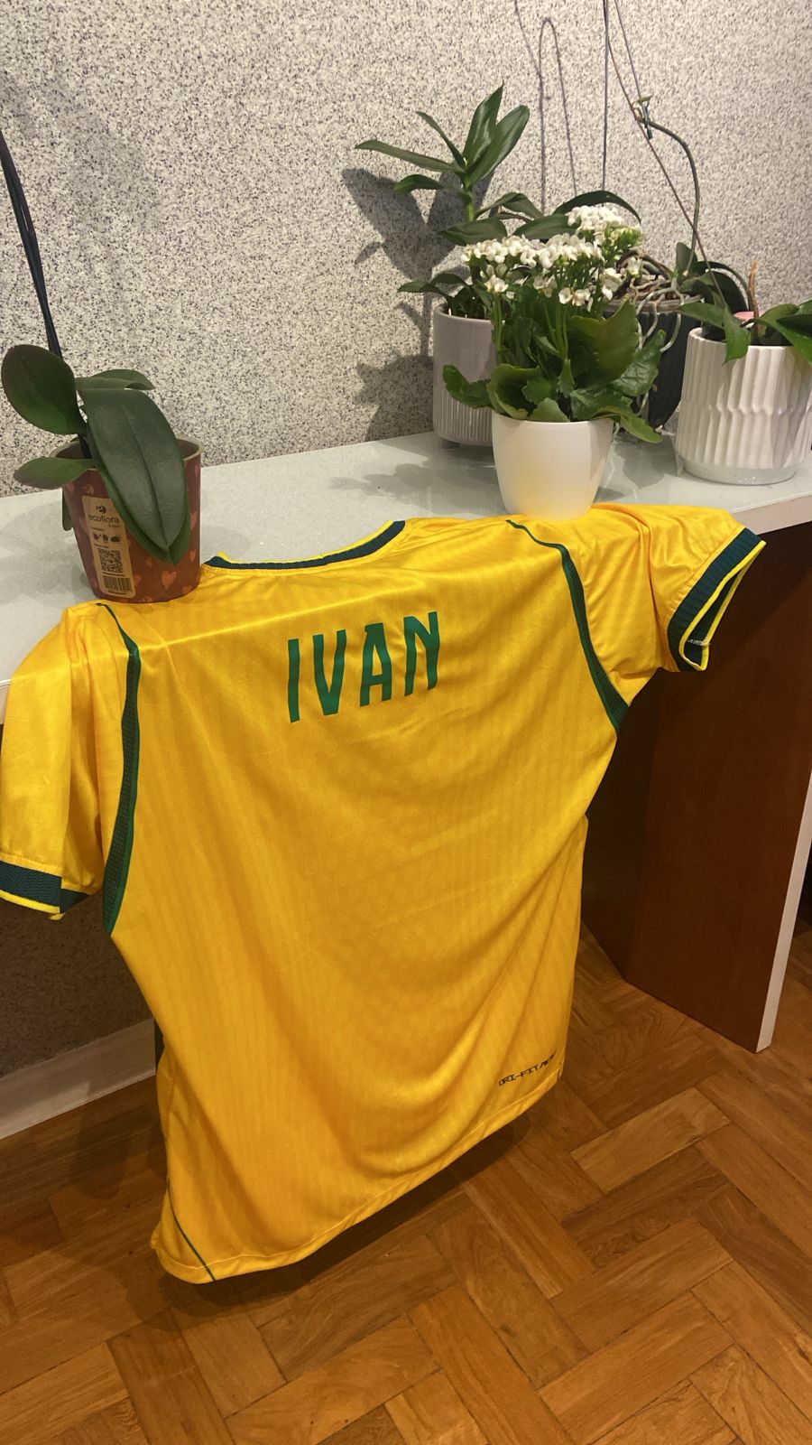 Camiseta amarela personalizada com nome Ivan nas costas